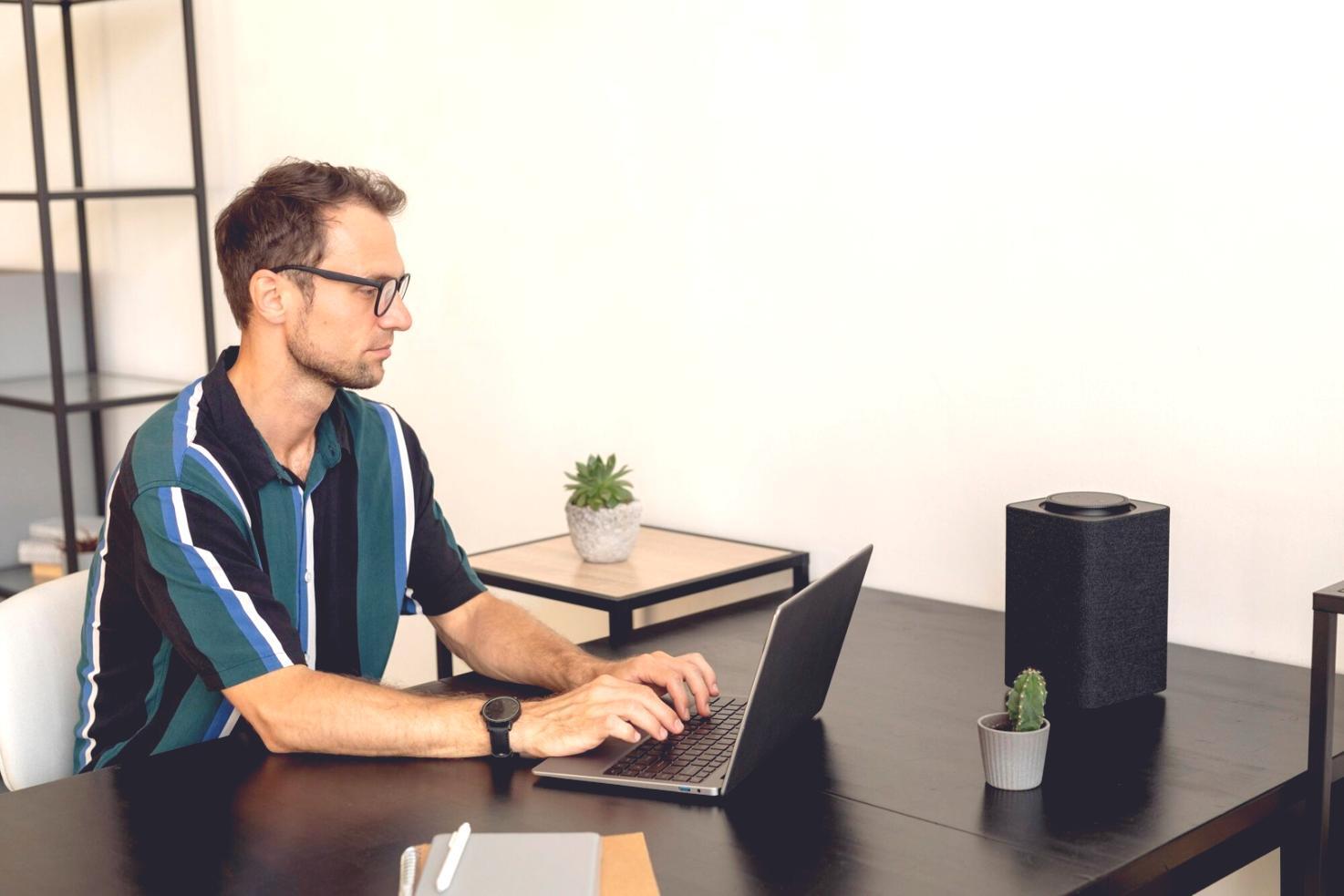 Environnement créatif inspirant avec outils d'écriture
